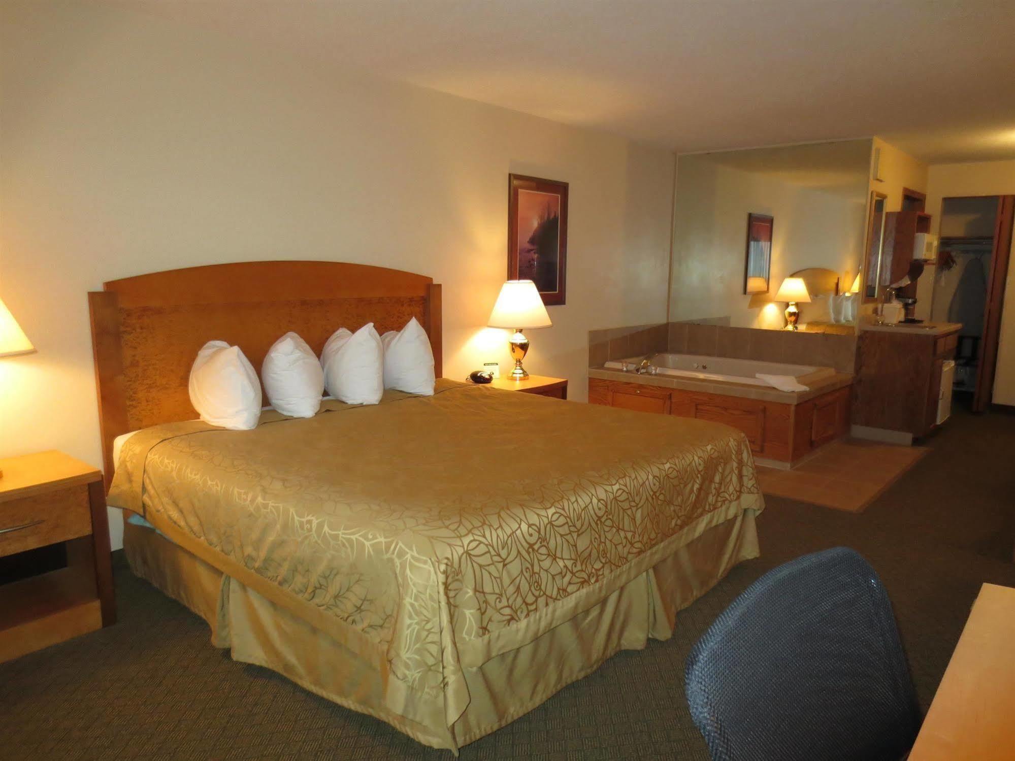 Boarders Inn & Suites By Cobblestone Hotels Superior Exteriér fotografie