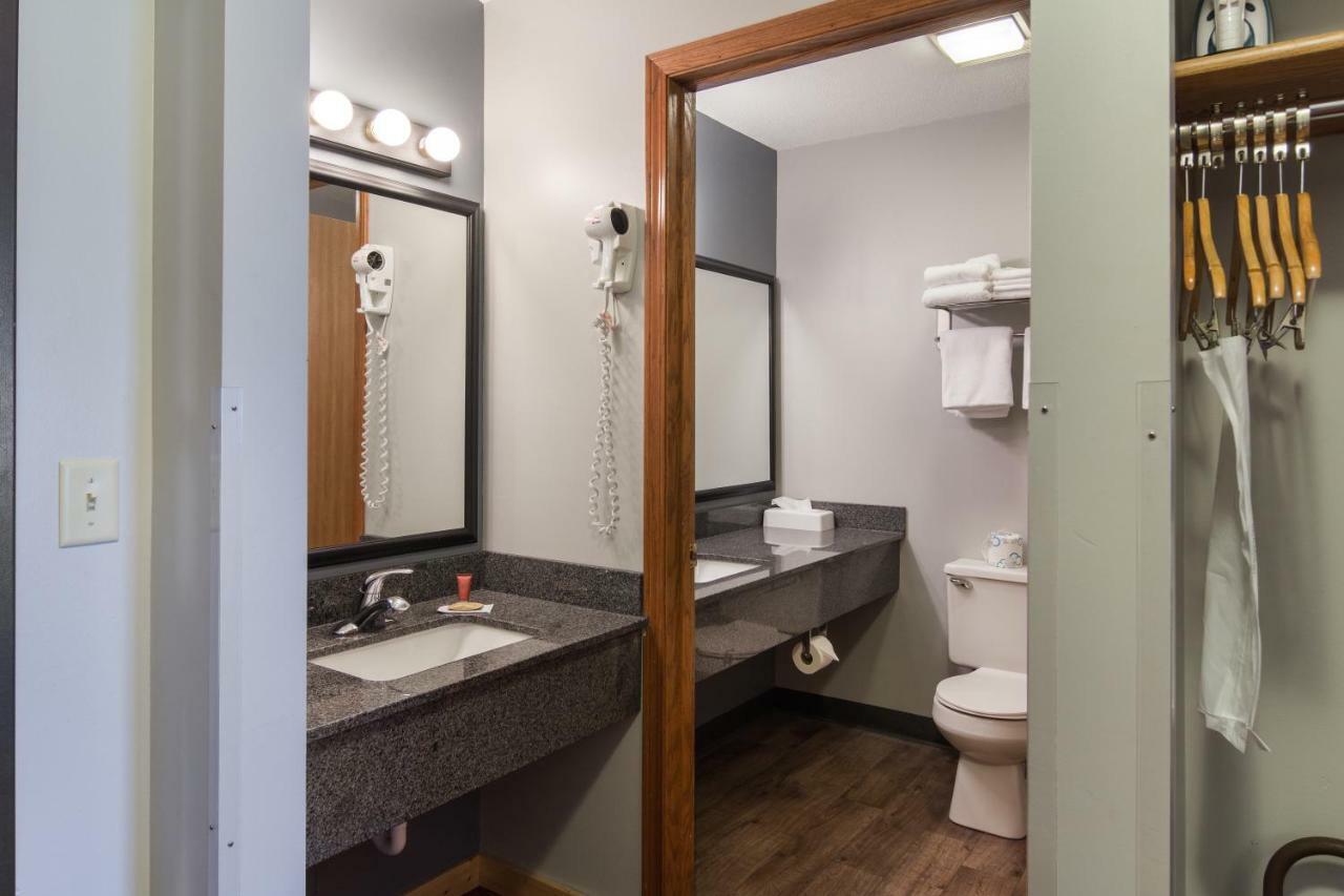 Boarders Inn & Suites By Cobblestone Hotels Superior Exteriér fotografie