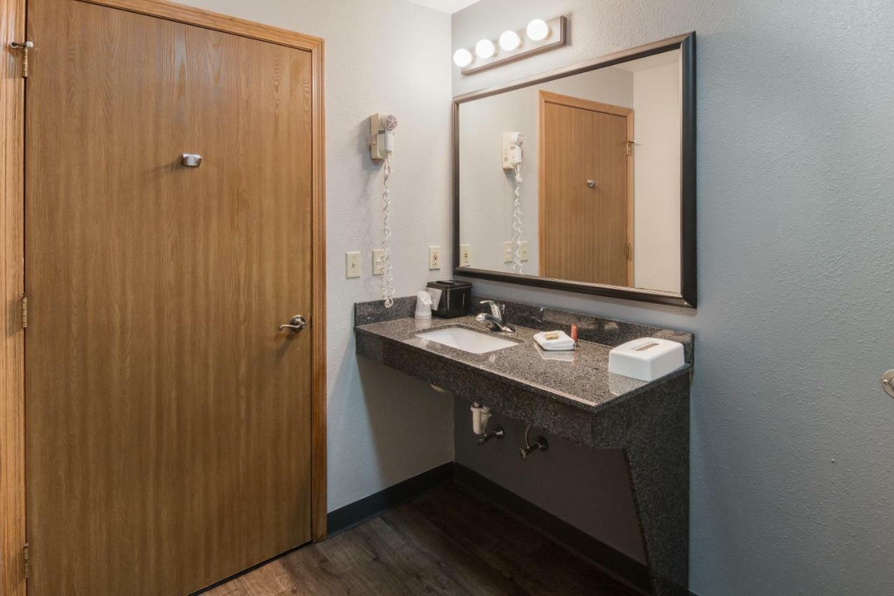 Boarders Inn & Suites By Cobblestone Hotels Superior Exteriér fotografie