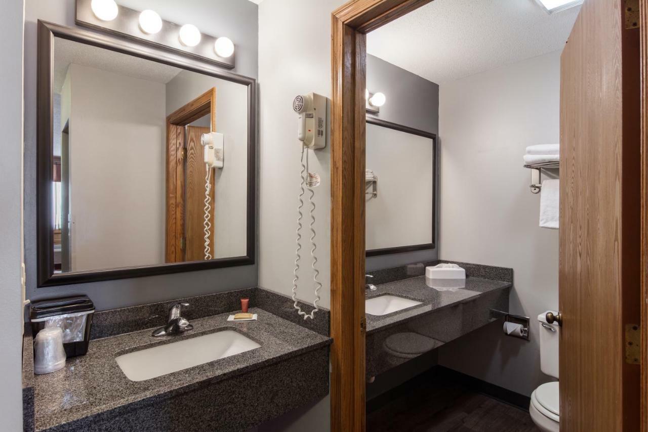 Boarders Inn & Suites By Cobblestone Hotels Superior Exteriér fotografie